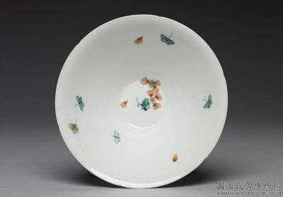 图片[2]-Bowl with lobed rim and wucai polychrome decoration of plum blossoms and butterflies, Ming dynasty, Chenghua reign (1495-1487)-China Archive